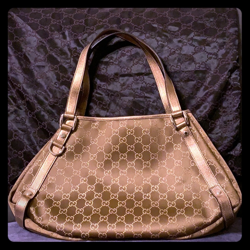 Gorgeous authentic Gucci shoulder bag - like new